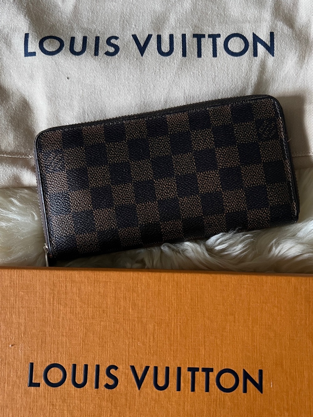 Authentic Louis Vuitton Damier Ebene Zippy Wallet EUC with dust bag and box